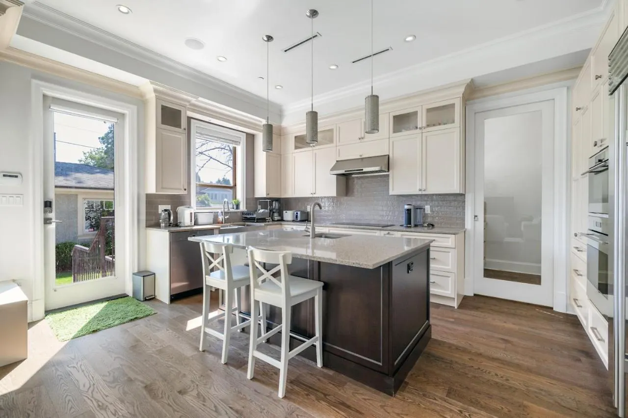 Elegant Vancouver Room With Private Bathroom 0*,