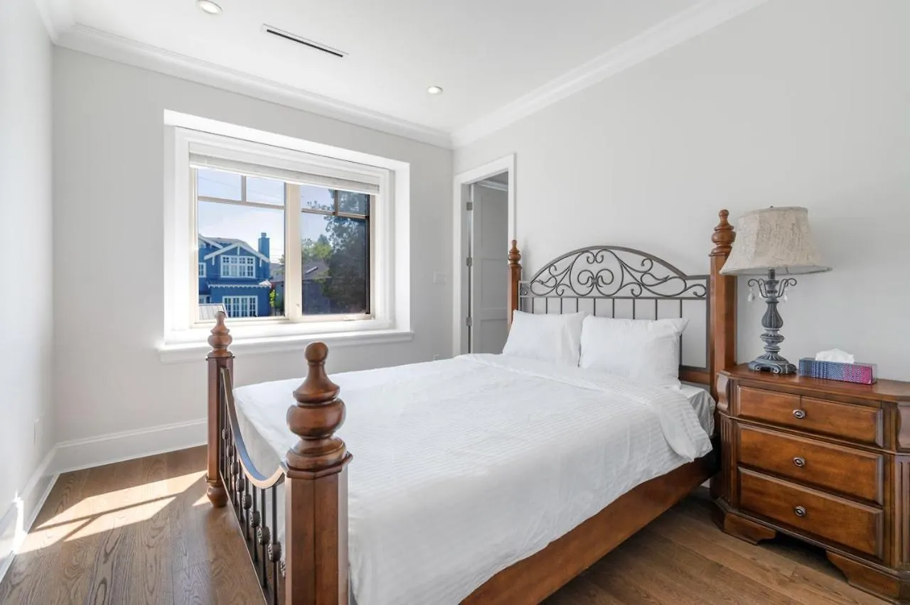 Elegant Vancouver Room With Private Bathroom 0*,  Canada