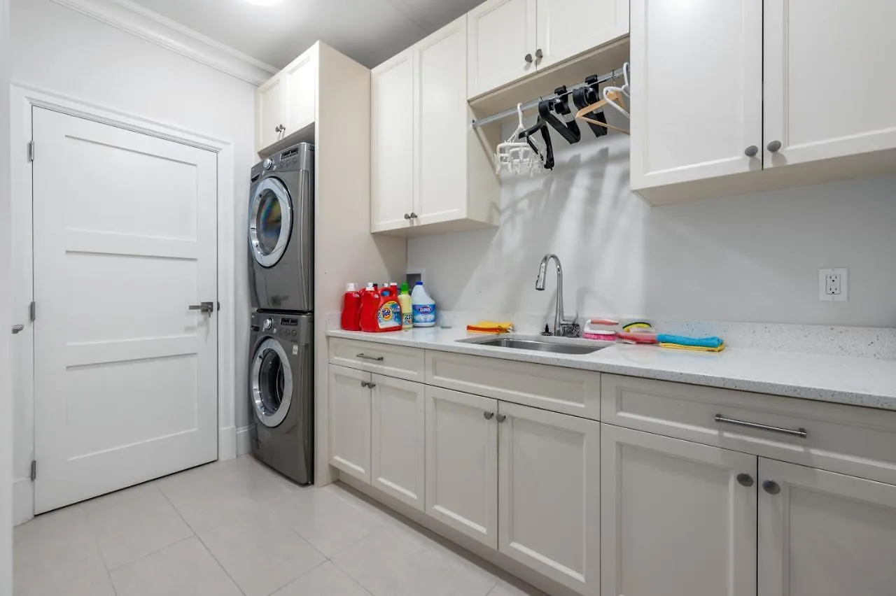Elegant Vancouver Room With Private Bathroom 0*,