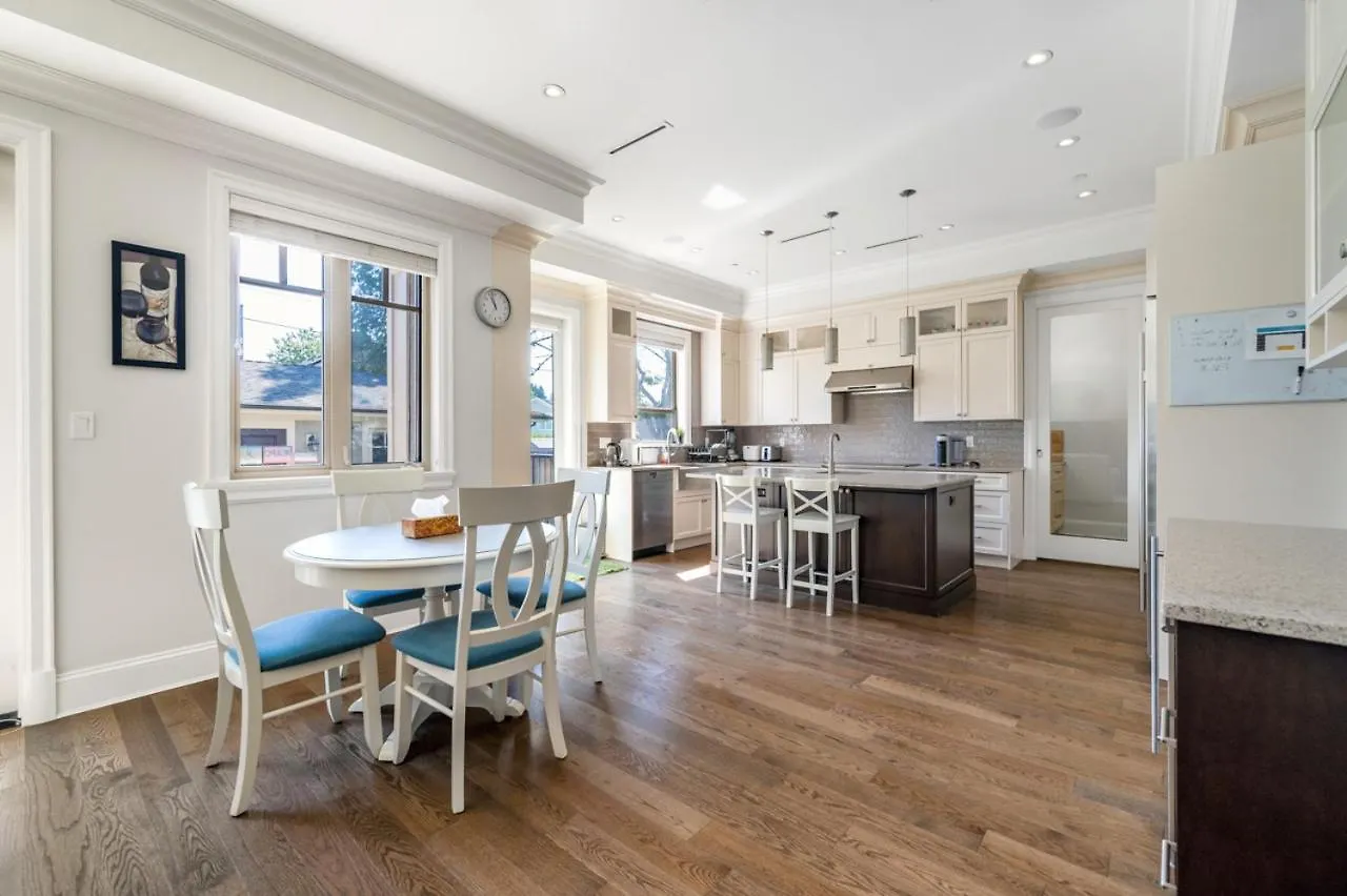 Elegant Vancouver Room With Private Bathroom Guest house