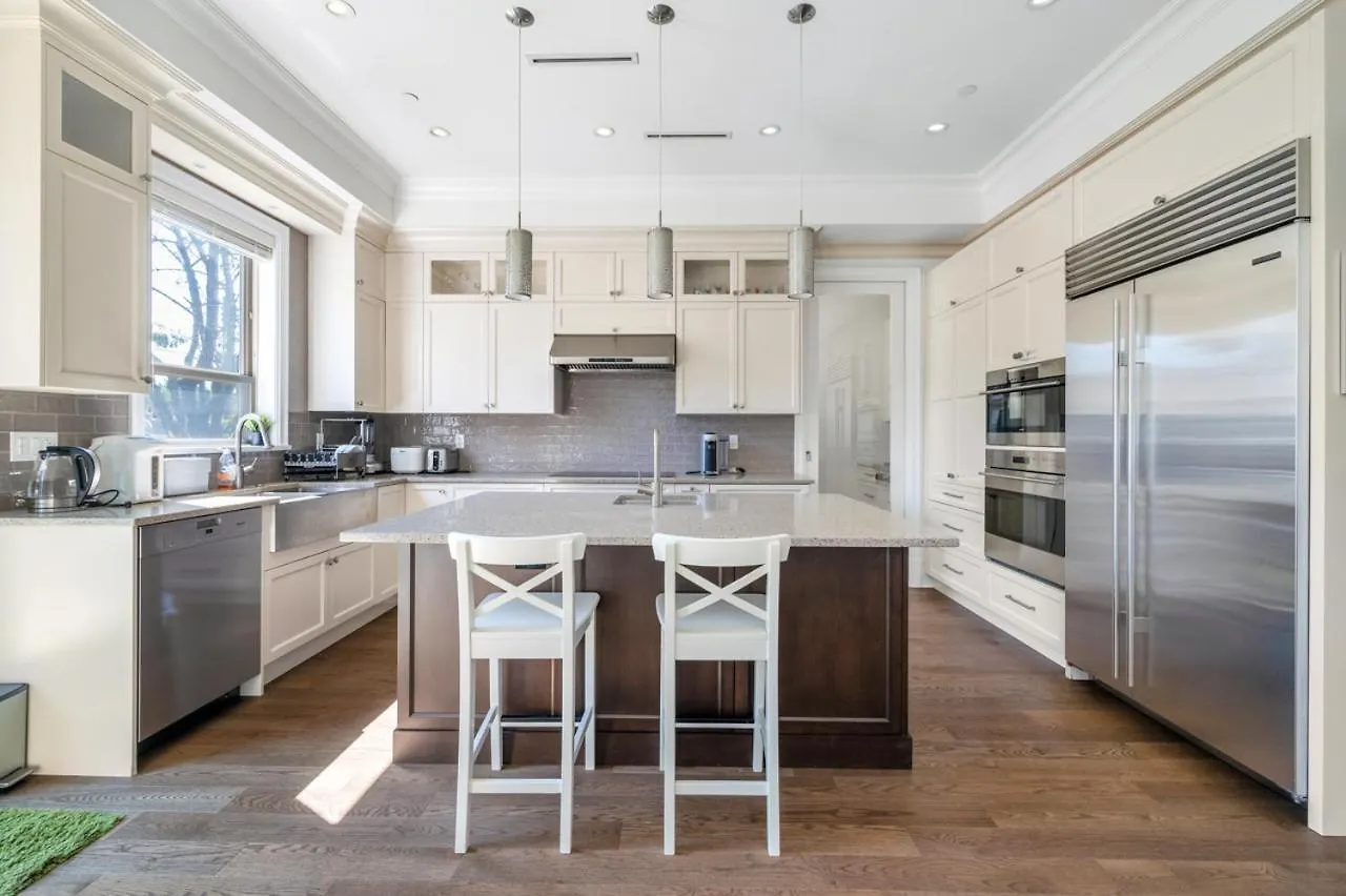 Guest house Elegant Vancouver Room With Private Bathroom